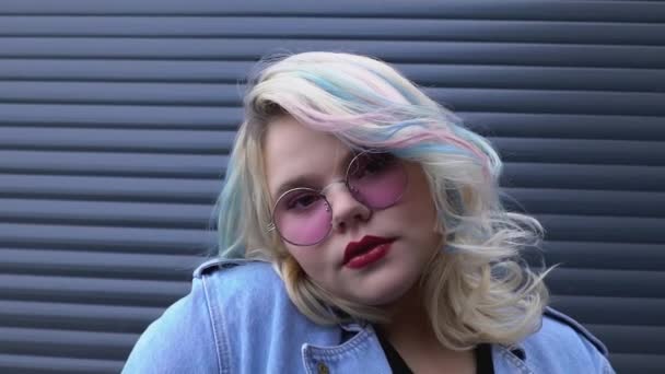 Creativo ragazza millenaria con i capelli colorati posa fotocamera infrangere le regole della moda — Video Stock