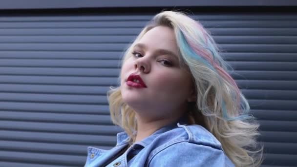 Kreativ tonåring flicka med färgglada hår poserar utomhus, modern urban livsstil — Stockvideo