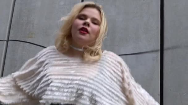 Plump young woman enjoying street dance performance, breaking body stereotypes — Stock Video