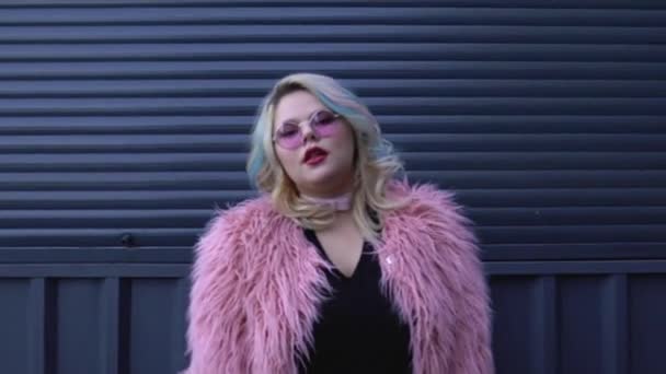 Stijlvolle blonde vrouw dansen in faux fur jas, mode bewuste millennial — Stockvideo