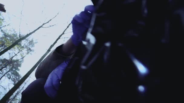 Lustiger Polizeidetektiv entfernt Leichensack und schreit, schockierter Gesichtsausdruck — Stockvideo