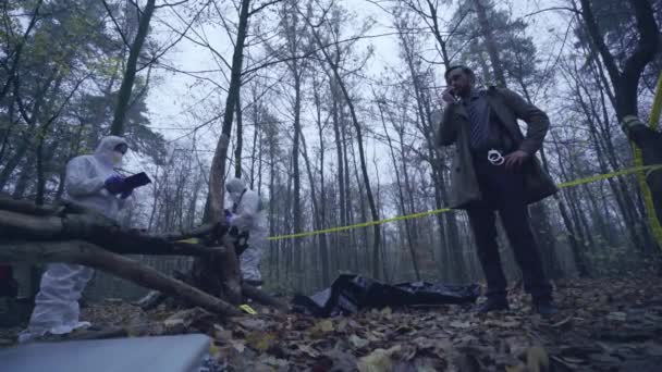 Équipe d'enquête examinant la scène de crime en forêt, collecte de preuves de crime — Video