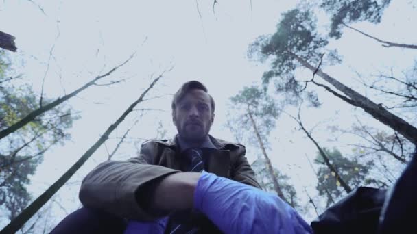 Verängstigter Ermittler schaut Opfer im Leichensack an, schockiert vom Tatort — Stockvideo