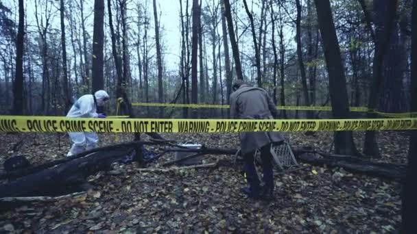 Equipo de investigación forense recogiendo pruebas y tomando fotos de la escena del crimen — Vídeo de stock