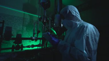 Sinirli adam laboratuvardan gizli üretim bilgilerini çalıyor, veri sızıntısı...