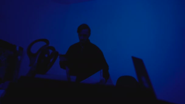 Mitarbeiter der Firma fotografiert heimlich Geschäftspapiere im dunklen Büro, Spionage — Stockvideo