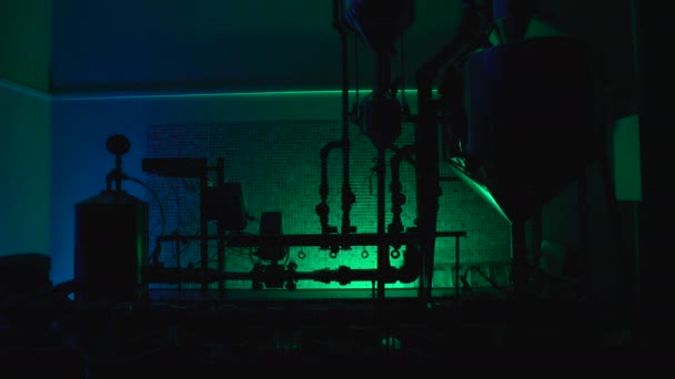 Uzbrojony człowiek skradający się potajemnie w ciemnym laboratorium naukowym, szpiegostwo przemysłowe — Wideo stockowe