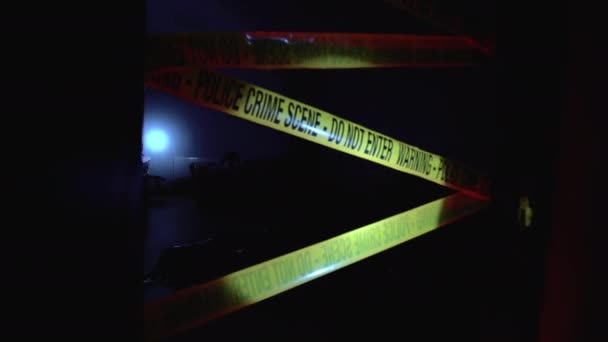 Víctima muerta tendida en el suelo en una oscura oficina, escena del crimen asegurada por cinta policial — Vídeo de stock