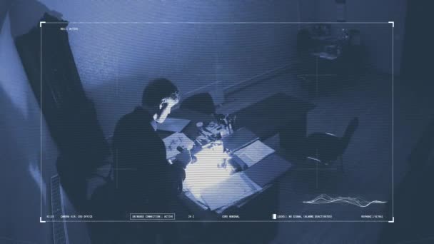 Espionaje tomando fotos de documentos secretos en la oficina nocturna, capturado en la cámara de vigilancia — Vídeos de Stock