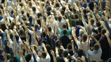 Futbol fanatikleri el sallıyor, takıma destek ve sadakat gösteriyorlar.