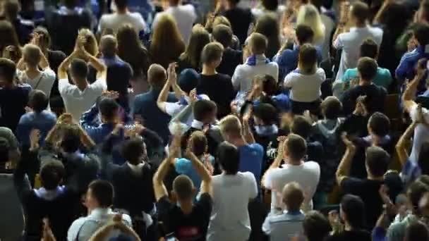 Dav sportovních fanoušků tleskající rukama, fotbaloví fotbaloví obdivovatelé jásající — Stock video