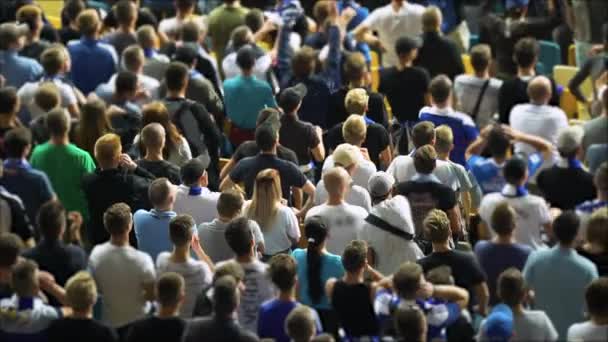 Nervösa fotbollsfans tittar på matchen, väntar på poäng, hejar på laget — Stockvideo