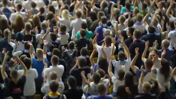 Multitud de aficionados al fútbol animando a su equipo, espectadores emocionados — Vídeo de stock