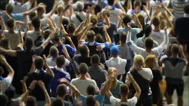 Spännande fotboll fans klappar händer, stödja sitt lag, sport — Stockvideo