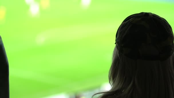 Женщина смотрит футбол на стадионе, ждет гола — стоковое видео