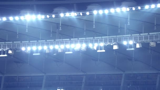 Éclairage au stade, projecteurs éclairés sur le terrain, lumières de concert — Video