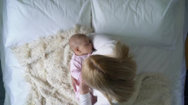 เด็กทารกทารกที่เกิดใหม่ที่น่ารัก นอนอยู่ในอ้อมกอดของแม่ที่ห่วงใย ค่านิยมของครอบครัว ความรัก — วีดีโอสต็อก