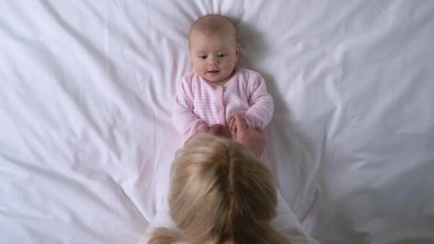 Mujer joven jugando con el bebé recién nacido adorable, infancia saludable, cuidado de la guardería — Vídeos de Stock