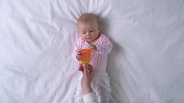Bebé juguetón que toma el juguete de la dentición de mami, educación infantil, desarrollo temprano — Vídeos de Stock