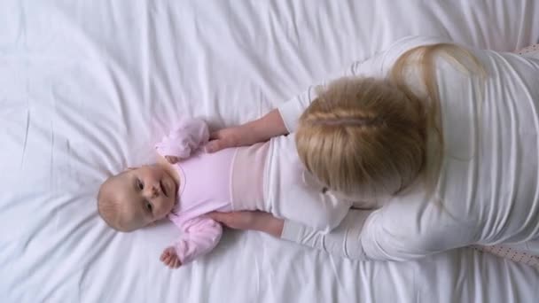 Sevgi dolu anne tatlı bebeği eğlendiriyor kafiyeli ve oyunlu, mutlu ebeveynlik — Stok video