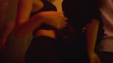Gece kulübünde baştan çıkarıcı bir şekilde dans eden iki sarhoş kız, müzik partisinde takılıyorlar.