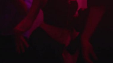 Gece kulübü partisinde müzik eşliğinde dans eden gençler, gençlik yaşam tarzı.