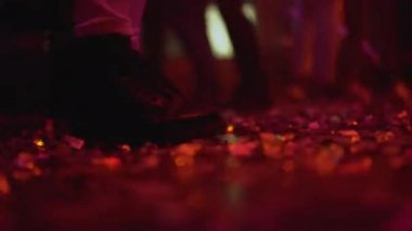 Klüp partisinde dans eden, müzik grubu performansını seven bir sürü insanın ayakları.
