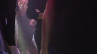 Birçok genç gece kulübünde takılıyor, müzik eşliğinde dans ediyor ve iletişim kuruyor.