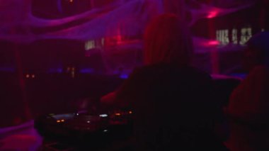 Gece kulübünde performans sergileyen, turntable 'da müzik karıştıran kadın diskjokeylerden ilham aldım.