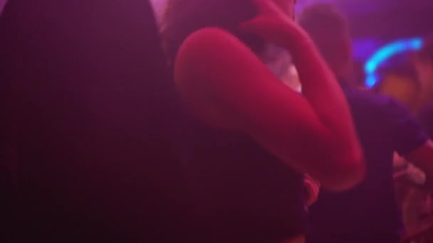 Vie nocturne active des jeunes, beaucoup d'hommes et de femmes dansant à la fête du club 