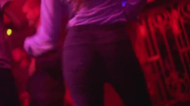 Guapa chica bailando en fiesta, moviendo caderas a música latina en pista de baile, diversión — Vídeos de Stock