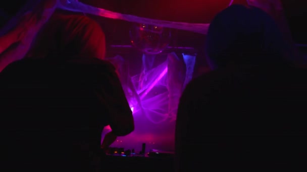 Две диджеинки выступают на поворотном столе в ночном клубе, празднование Хэллоуина — стоковое видео
