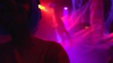 Cilveli DJ kız, renkli saçlı, kulüpte dans eden, gece hayatı eğlencesi