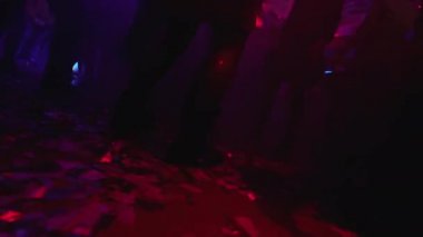 Kalabalık dans pistinde, gece kulübü partisinde, kutlamada müzik dinliyor.
