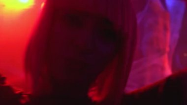 Çekici dansçılar gece kulübü partisinde insanları eğlendiriyor, eğleniyorlar.