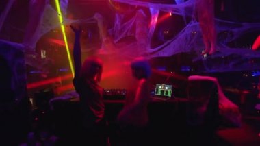 Pikapta müziği karıştıran ve gece kulübünde dans eden güzel kızlar.