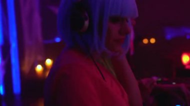 Partide müzik çalan iki kız, pikapta kontrolleri değiştirmek, gece hayatı.