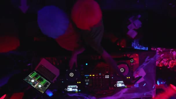 Női lemezlovasok szórakoztatják a közönséget a nightclubban, szelfihez pózolnak a partin — Stock videók