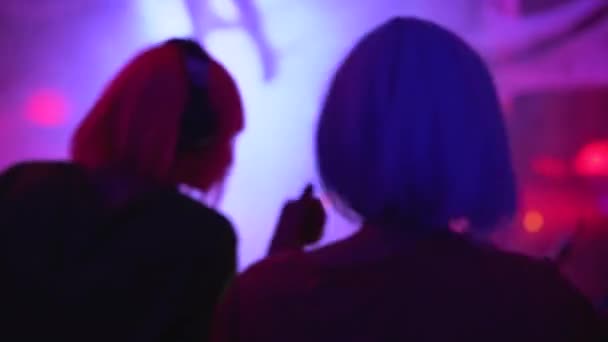 DJ девушки играют музыку и танцуют на вечеринке в ночном клубе, развлечения — стоковое видео