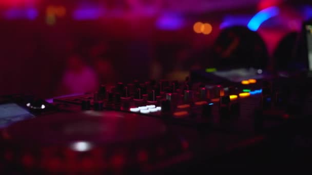 Gros plan de matériel audio professionnel en club, lumières illuminant la piste de danse — Video