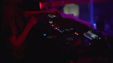 Kulüpteki müzik partisinde sahne alan profesyonel DJ 'ler, dans pistinde bir sürü insan.