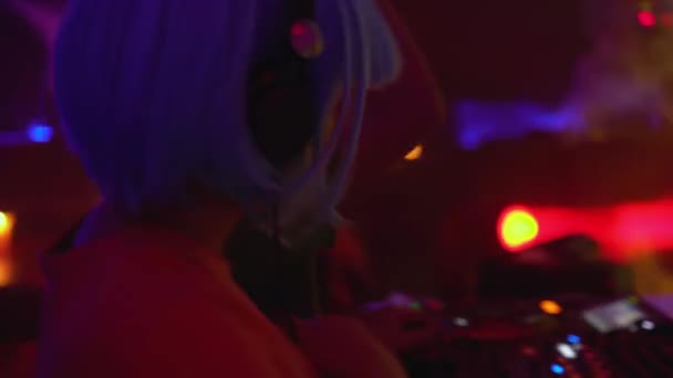 Professionnel dj filles jouer de la musique sur platine, divertir les gens à la fête — Video