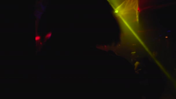 Дівчина танцює в нічному клубі з пляшкою в руці розважається на вечірці, зловживання алкоголем — стокове відео