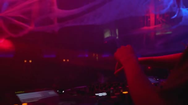 Lány DJ kapcsoló vezérlők lemezjátszó berendezések, teljesítő klub party — Stock videók