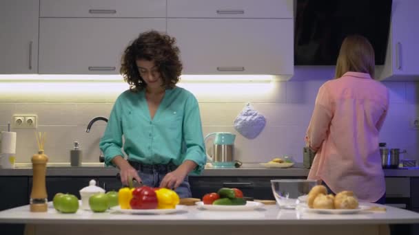 İki bayan arkadaş evde salata pişiriyor. Mutfakta, boş zamanlarında, birlikte. — Stok video