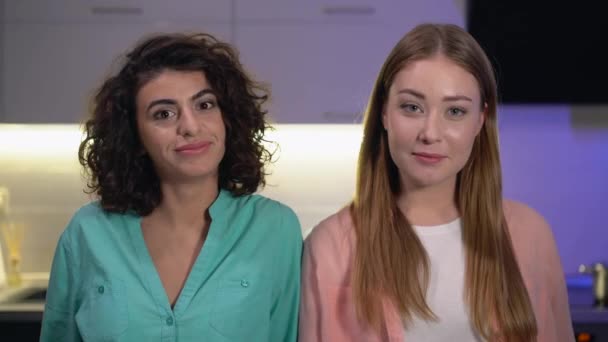 Unga lesbiska par tittar på kameran, kvinnliga vänner relationer, tillgivenhet — Stockvideo