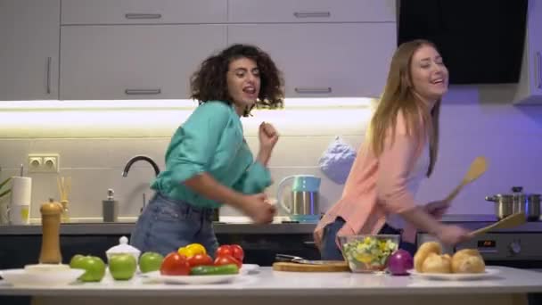 Neşeli genç kadınlar eğleniyor, mutfakta dans ediyor, gençlik özgürlüğü, boş zaman — Stok video