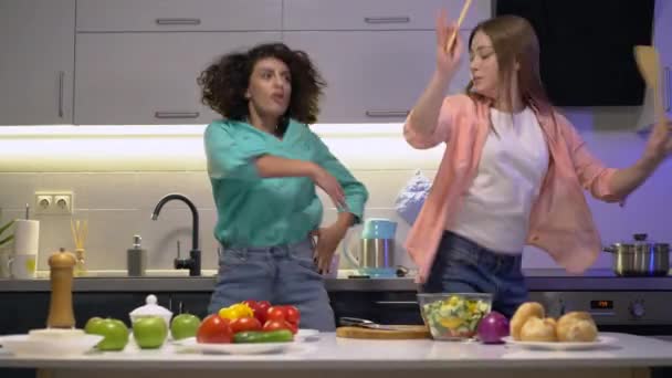 Giovani donne felici che amano cucinare, ballare insieme nella cucina di casa, tempo libero — Video Stock