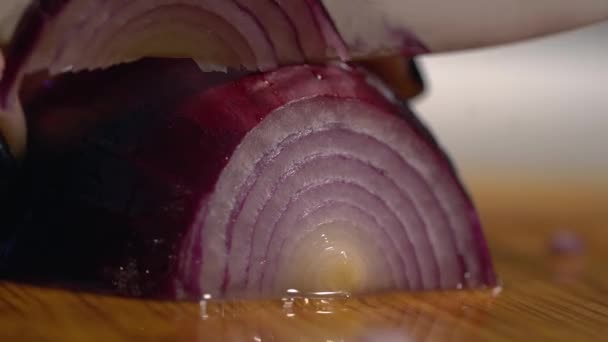 Vrouwelijke hand snijden rode ui, koken gezonde maaltijd, vegetarische voeding — Stockvideo