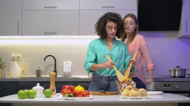 Freundinnen mischen Salat in Glasschüssel mit Salz, Kulinarik, Qualitätszeit — Stockvideo